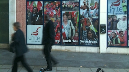 Hauptquartier der Gewerkschaft Unite in London mit Passanten im Vordergrund