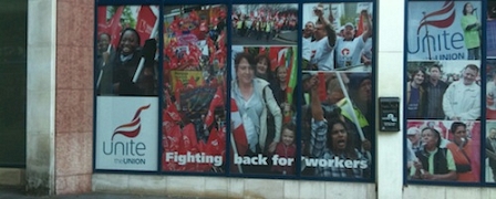 Hauptquartier der Gewerkschaft Unite in London ohne Passanten im Vordergrund