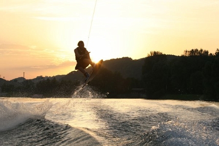 wakeboarder bei sonnenuntergang
