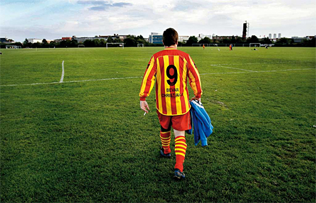 © ballesterer FM Ein Spieler am Fußballplatz