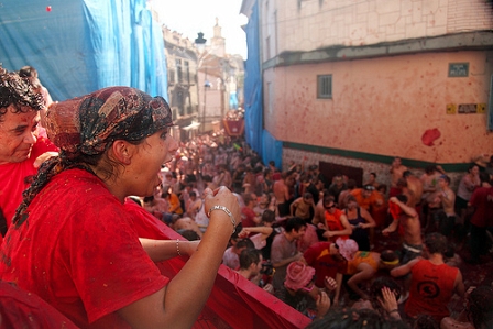 © Flydime, 2010 tomatina, tomato fight, truck, red