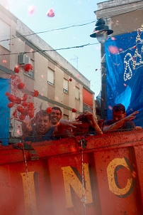 © Flydime, 2010 tomatina, tomato fight, red, truck fight