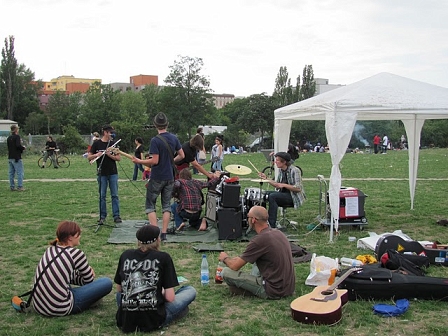 typical berlin scene, mauer park fleamarkt