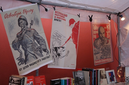 Sowjetische Plakate im roten Antiquariat
