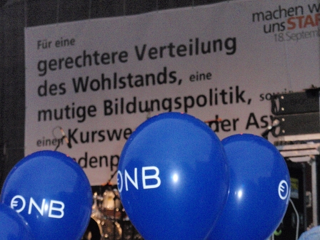Luftballons der Nationalbank vor der Forderung nach Verteilungsgerechtigkeit.