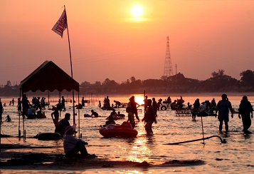 sonnenuntergang am strand v laos badende menschen