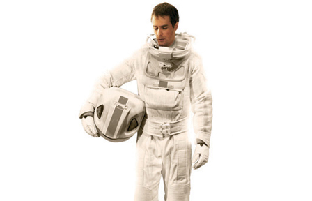 © sonyclassics.com/moon filmskill: astronaut in weissem anzug vor weissem hintergrund, den helm unter den rechten arm geklemmt