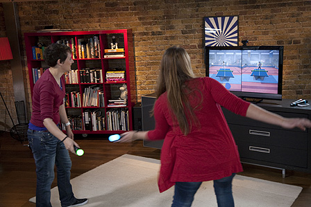 Zwei Frauen spielen "Sports Champions" via der Bewegungstechnologie "PlayStation Move".