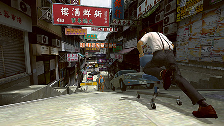 Screenshot aus dem Videospiel "Kung Fu Rider" für PlayStation 3: Ein Mann rast mit seinem Bürosessel eine Straße hinunter.