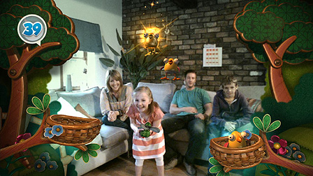 Screenshot aus dem Videospiel "Start The Party!" für PlayStation 3: Eine vierköpfige Familie fängt via "PlayStation Move" virtuelle Küken in Körbe ein.