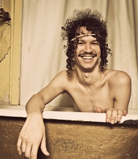 Darwin Deez mit nacfktem Oberkörper in der Badewanne