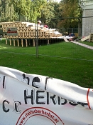 Plakat des steirischen herbst vor dem Festivalzentrum im Grazer Stadtpark