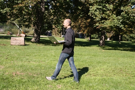 Helge Fahrnberger im Prater mit Laptop in der Hand