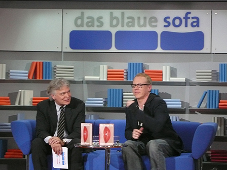 Bret Easton Ellis auf dem blauen Sofa