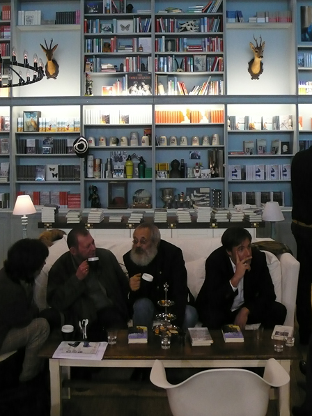 Kein und Aber  stand auf der buchmesse - auf einer bank sitzt harry rowohlt