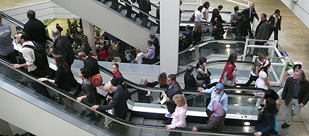 rolltreppen mit messebesuchern