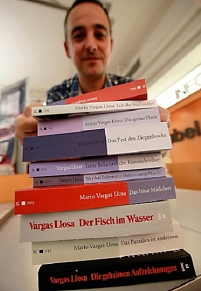 Bücherstapel mit Büchern des Autors Mario Vargas Llosa