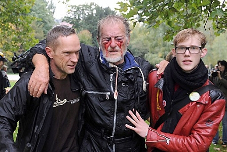 Demonstrant mit blutenden Augen, stuttgart