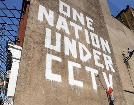 Wand, auf der "one nation under CCTV" steht