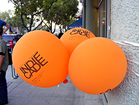 Orange Luftballons mit der Aufschrift "IndieCade".