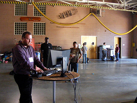 Videospielentwickler Terry Cavanagh präsentiert sein Game "VVVVVV" im Rahmen der "IndieCade" in einer Feuerwehrhalle in Culver City, Los Angeles.