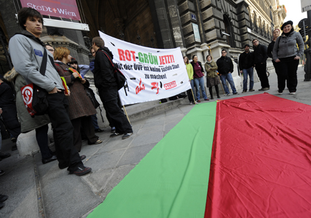 Mitglieder der Sozialistischen Jugend am Montag, 11. Oktober 2010, bei einer Kundgebung für eine Rot-Grüne Koalition im Rahmen einer Sitzung der Gremien der SPÖ-Wien vor dem Wiener Rathaus. 