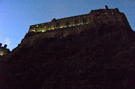 Burg bei Nacht