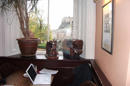 Rösingers Zimmer mit Laptop und Ausblick auf die Burg