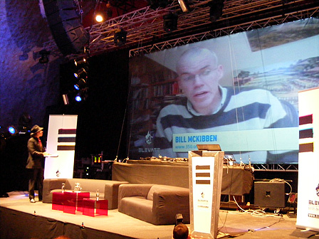 Umweltaktivist Bill McKibben ist im Grazer Dom im Berg live per Internet und Vidiwall zugeschalten.