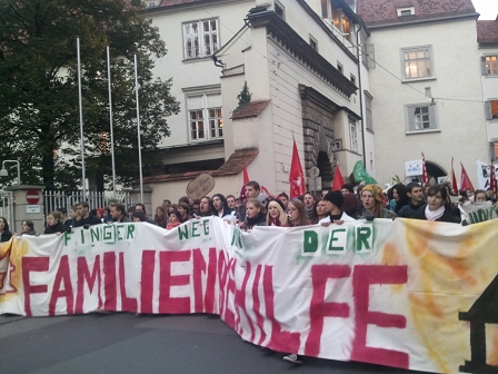 Protestierende Studierende mit Plakatbanner "Finger weg von Familienbehilfe" vor der Grazer Burg