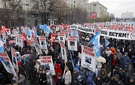 © EPA/Yuri Kochetkov Russischer Marsch der Nashi