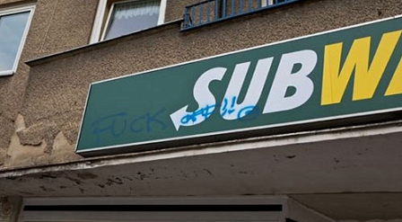 Subway schild mit tag "Fuck off"