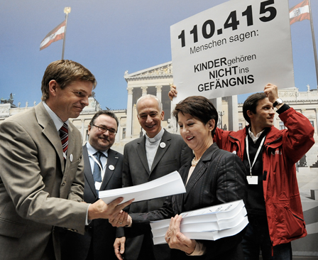 Unterschriftenübergabe an Nationalratspräsidentin Barbara Prammer