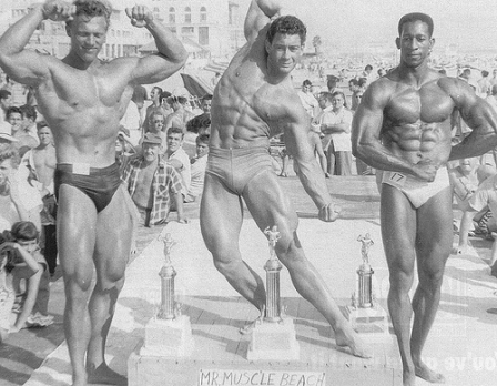 Drei Bodybuilder am STrand, Foto aus dem Jahr 1956