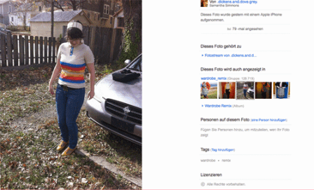 Eine junge Frau in Jeans und Ringelpulli in einem Herbstlichen Garten mit Auto.