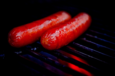 Zwei Würste am Grill