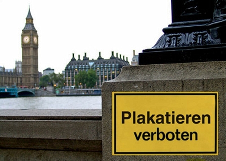 Blick auf die Themse London, an einem Sockel ist ein "Plakatieren verboten" Schild