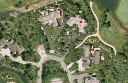 Landschaft aus der Vogelperspektive, ein roter Punkt kennzeichnet das Haus Dick Cheneys
