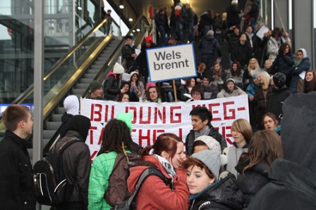 © APA Proestierende Schüler und Schülerinnen in Wels