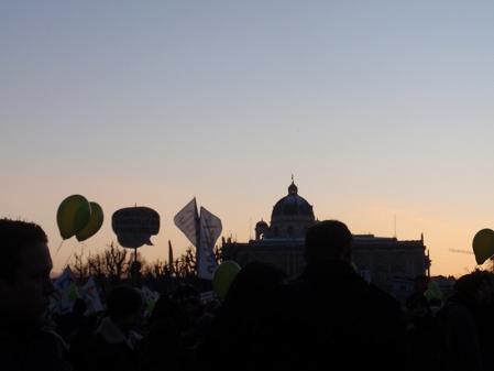 Demonstration in Abendstimmung