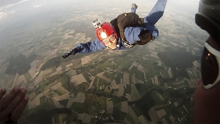 © Wolfgang Lienbacher Fallschirmspringer mit geschlossene, Fallschirm