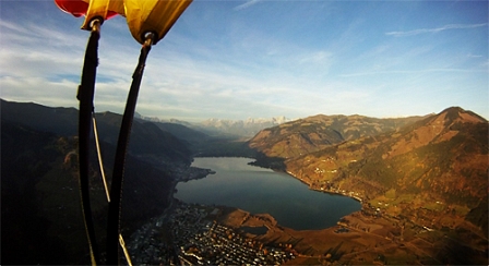 © Wolfgang Lienbacher Berg- und Seenlandschaft aus der Luft; Teile eines Fallschirms sind zu sehen