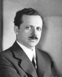 © public domain Edward Bernays in schwarzweiß mit einem Anzug und Schnauzbart