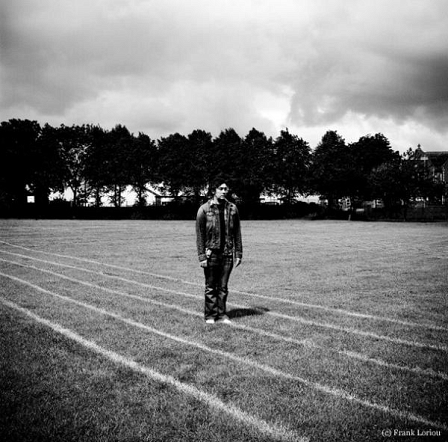 © Frank Loriou der französische Musiker und Komponist Yann Tiersen alleine auf einem Fussballfeld stehend