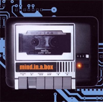 Das Cover des vierten Albums der Band mind.in.a.box: Eine C64-Datasette auf schwarz-blauem Hintergrund im Design von Leiterplatinen.