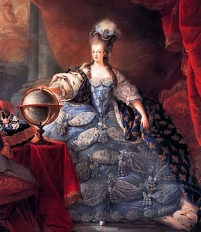 marie antoinette in einem hellblauen kleid, reich verziert mit spitze und hermelin. sie sieht aus wie ein sehr teurer blauer kuchen.