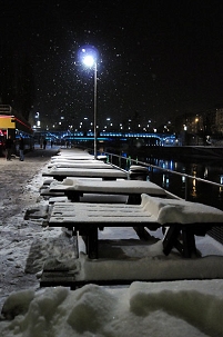 Bänke vor dem Flex im Schnee