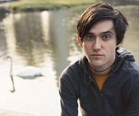 Portrait Conor Oberst vor See mit Schwan