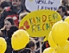 demonstration für kinderrechte, mit luftballons