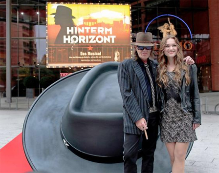 Udo Lindenberg vor dem Theater am Potsdamer Platz, gemeinsam mit Josephin Busch, der Darstellerin von Jessy